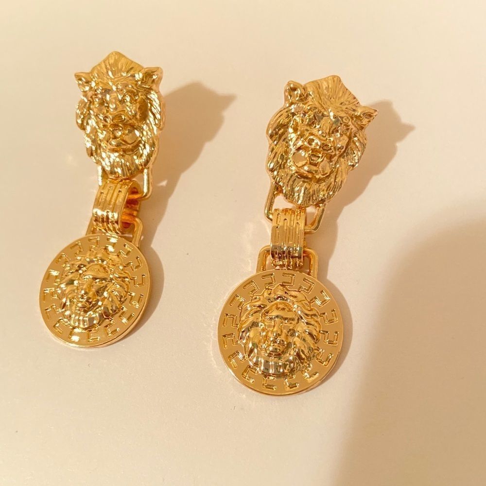 Fashion pair of earrings metallic news
